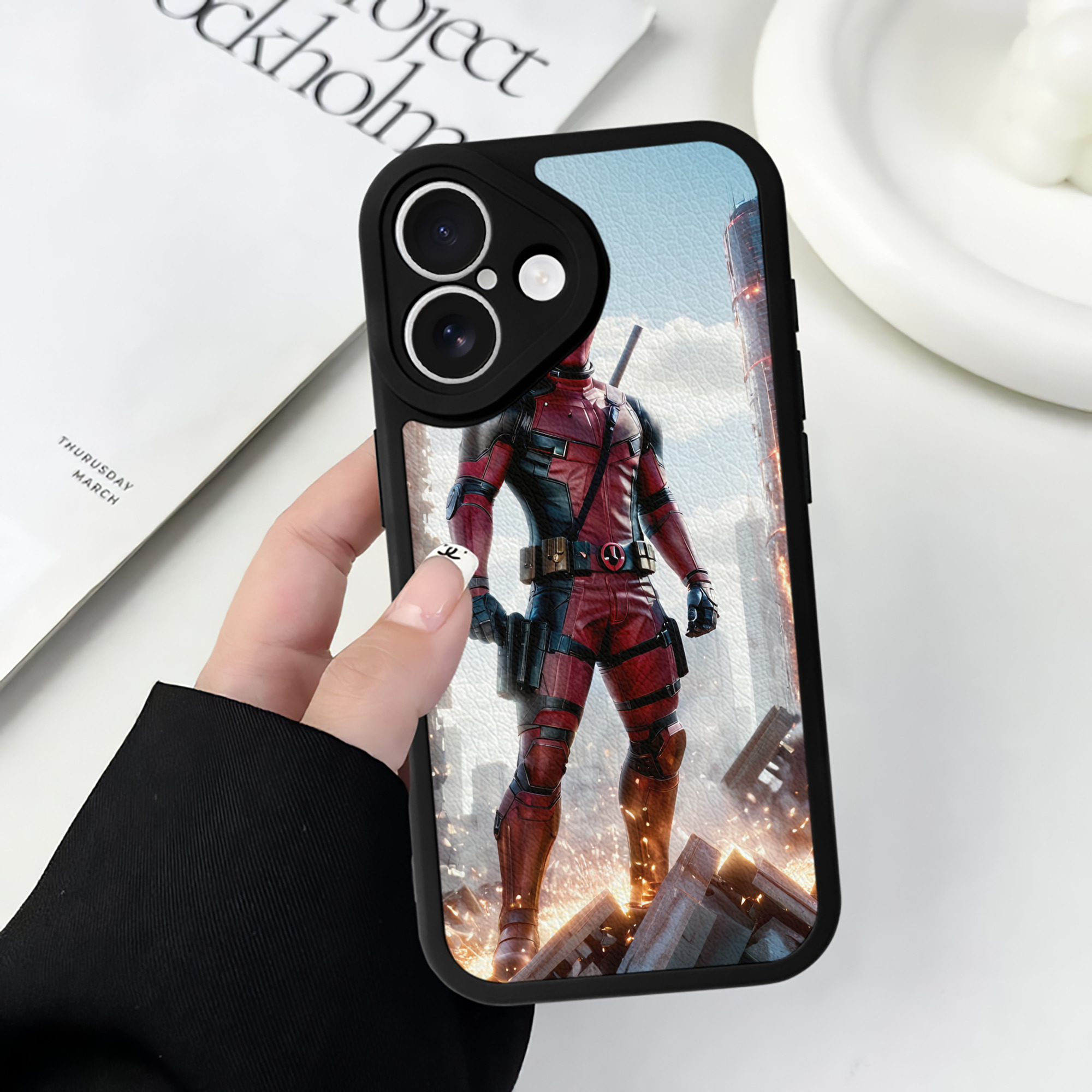 （画像用） Deadpool デッドプール 【iPhone 16シリーズ対応】シリコンスマホケース（レザー調） 材質：シリコン